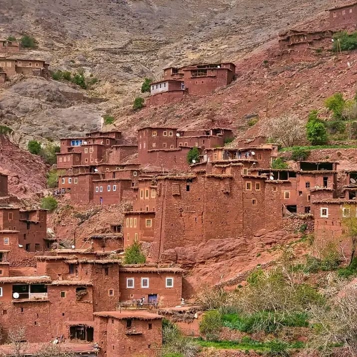 Village Traditionnel en Argile Rouge